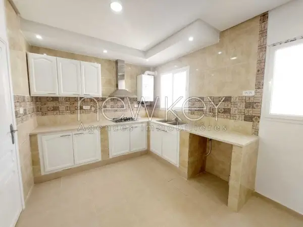 Etage de villa s+3 à Marsa ville - 2