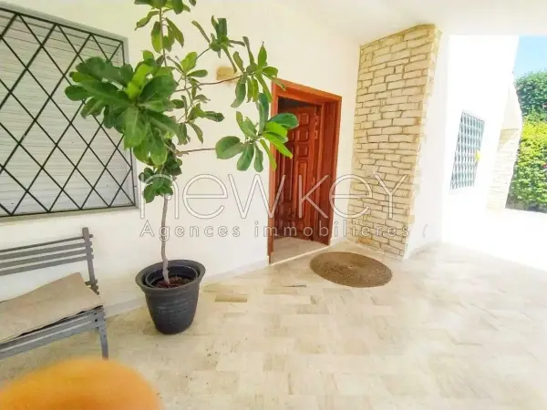Superbe Villa S+3 avec jardin à La Soukra - 1