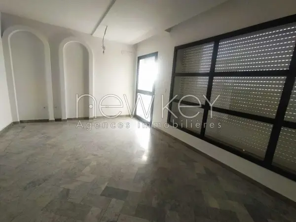 Un Showroom à louer à La Soukra - 2