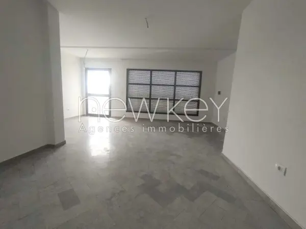 Un Showroom à louer à La Soukra - 3