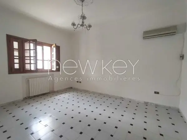 Une Grande villa S+4 à vendre à La Soukra - 1