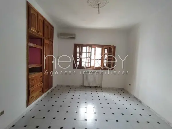 Une Grande villa S+4 à vendre à La Soukra - 3