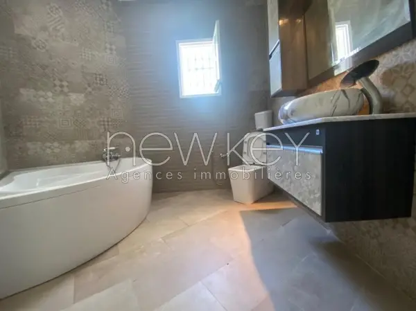 Superbe Villa s+3 avec piscine à louer à La Soukra - 5