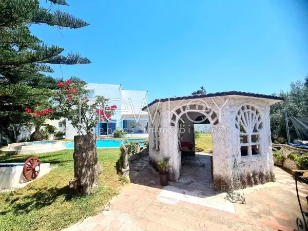 Une somptueuse Villa de Maître Meublée à La Soukra - 2