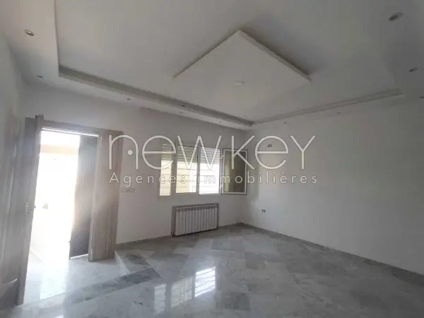 Un immeuble R+2 à vendre à La Soukra - 1