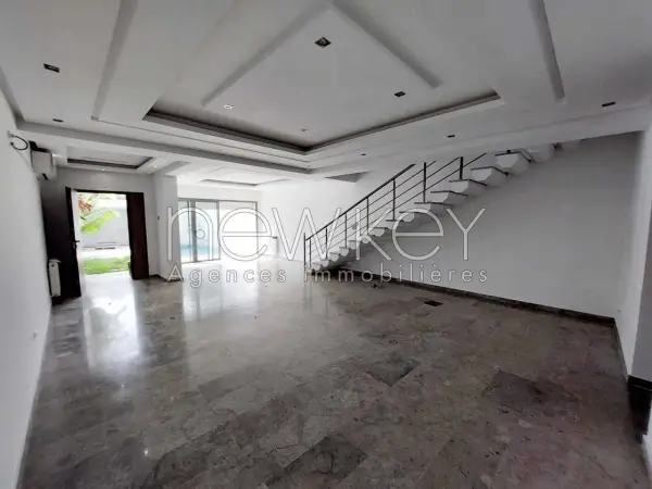 Triplex s+4 avec piscine à Gammarth - 23
