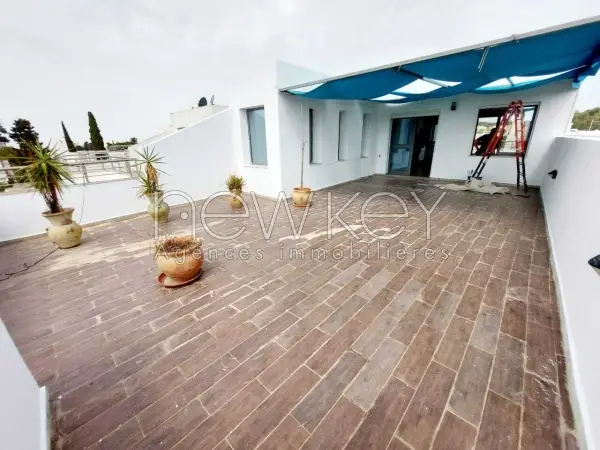 Triplex s+4 avec piscine à Gammarth - 11