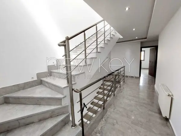 Triplex s+4 avec piscine à Gammarth - 8