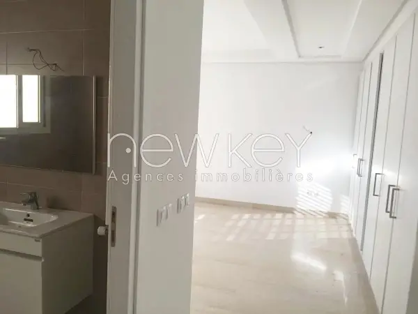 Triplex Haut Standing S+4 à La Soukra - 2