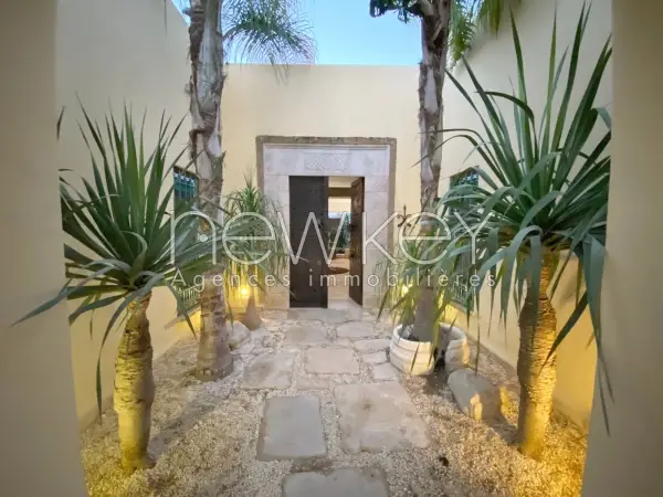 Une Somptueuse Villa avec piscine à louer à La Soukra - 1