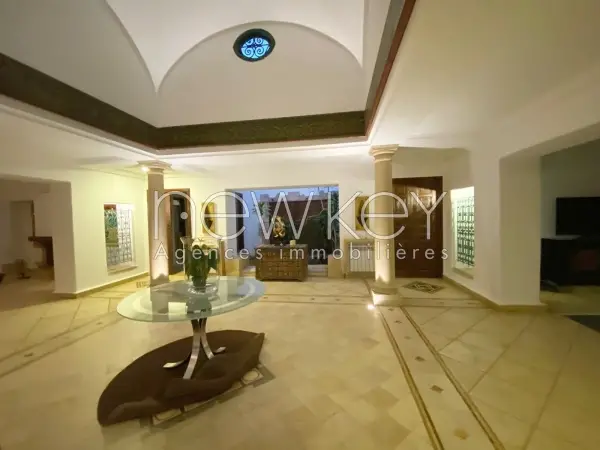 Une Somptueuse Villa avec piscine à louer à La Soukra - 2