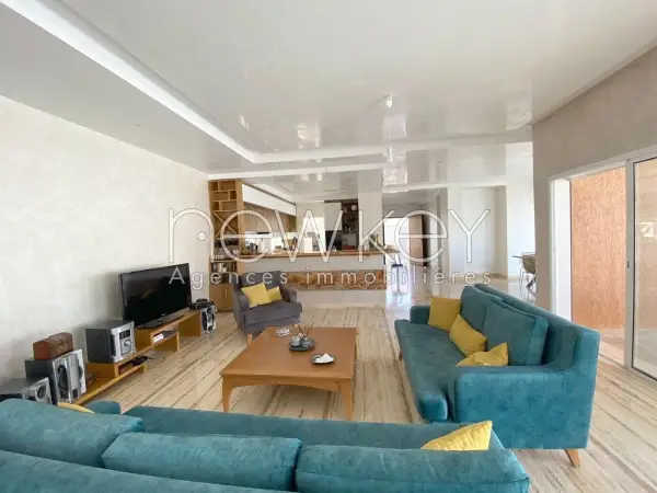 Villa S+5 Avec Piscine à Vendre à Chotrana 2 - 1