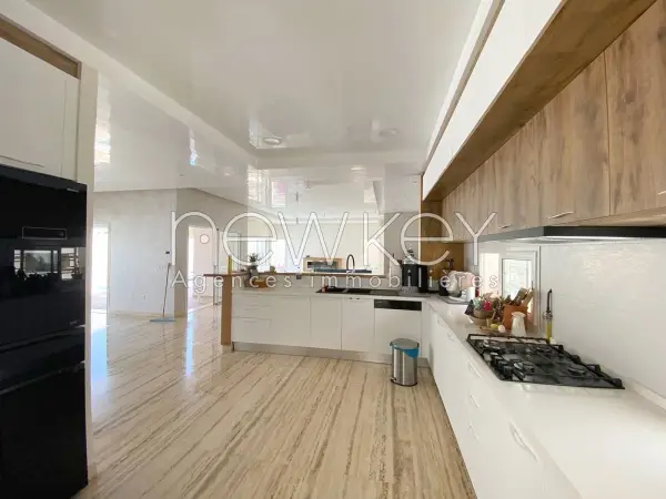 Villa S+5 Avec Piscine à Vendre à Chotrana 2 - 2