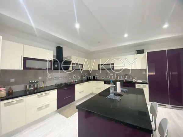 Superbe Villa S+5 Avec Piscine à louer à la Soukra - 2