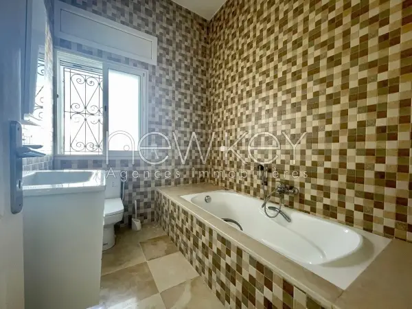 Etage de villa à usage de bureaux à louer au Lac 2 - 7
