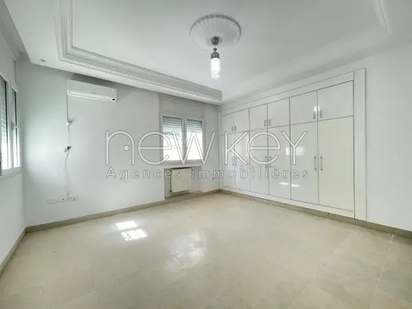 Villa à usage de bureaux à louer aux Berges du Lac 2 - 4