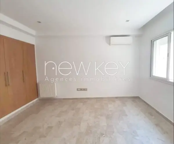 Superbe Duplex S+5 avec jardin près de Carrefour à La Soukra - 2