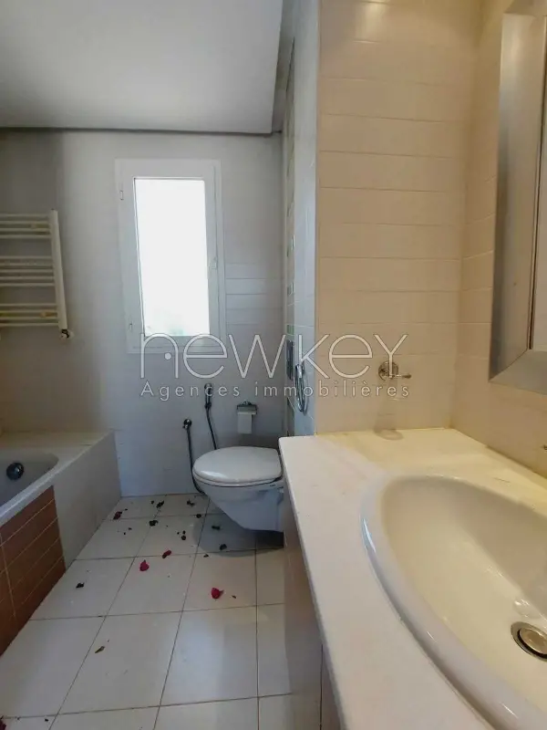 Un joli duplex S+3 à louer à Gammarth - 7