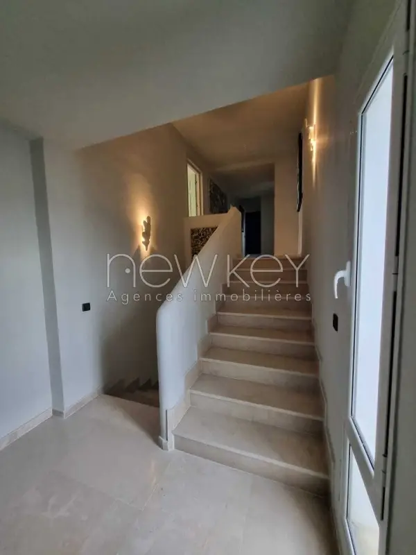 Un splendide triplex S+5 à louer à Gammarth - 16