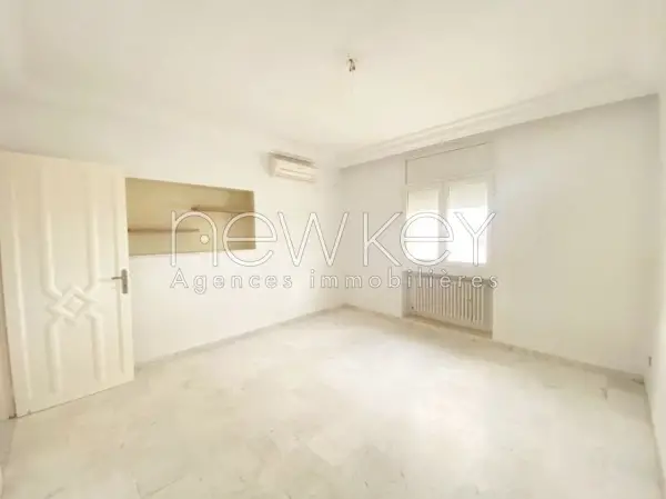 Un Spacieux étage de villa S+4 à La Soukra - 2