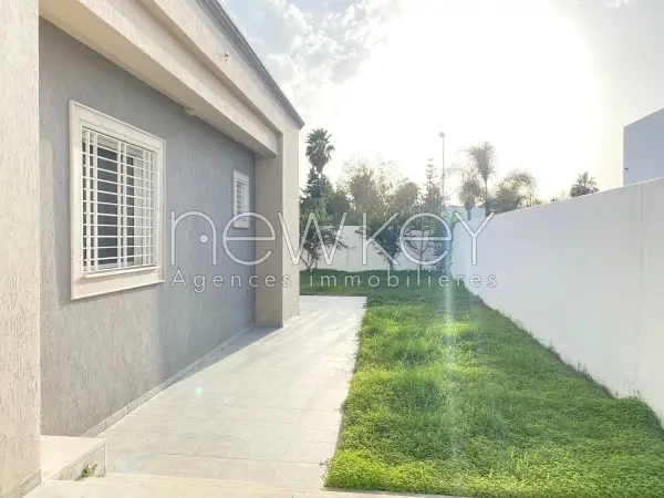 Villa S+3 Avec Jardin à Vendre à Chotrana 2 - 1