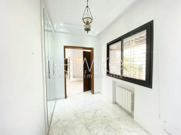 Villa S+3 Avec Jardin à Vendre à Chotrana 2 - 6