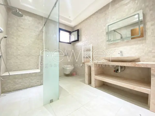 Villa S+3 Avec Jardin à Vendre à Chotrana 2 - 8