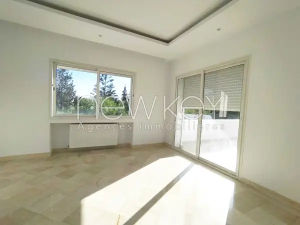 Un Étage de Villa S+3 à Louer à La Soukra - 1