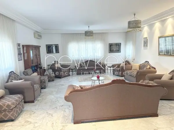 Villa avec jardin à vendre à Ennasr 1 - 2