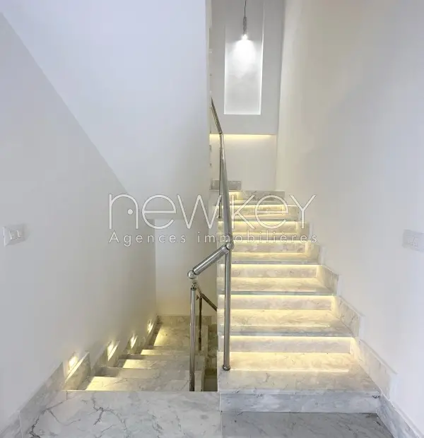 Une Villa en Triplex S+5 avec piscine à La Soukra - 3