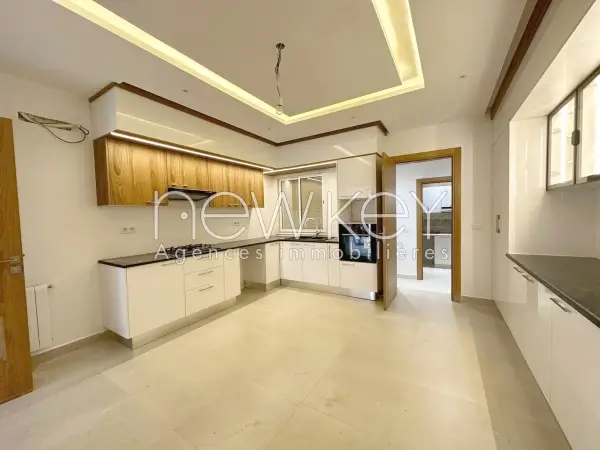 Une Villa en Triplex S+5 avec piscine à La Soukra - 2