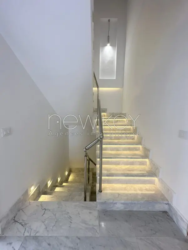 Une Superbe Villa S+5 à vendre à La Soukra - 4