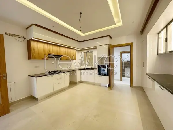 Une Superbe Villa S+5 à vendre à La Soukra - 2
