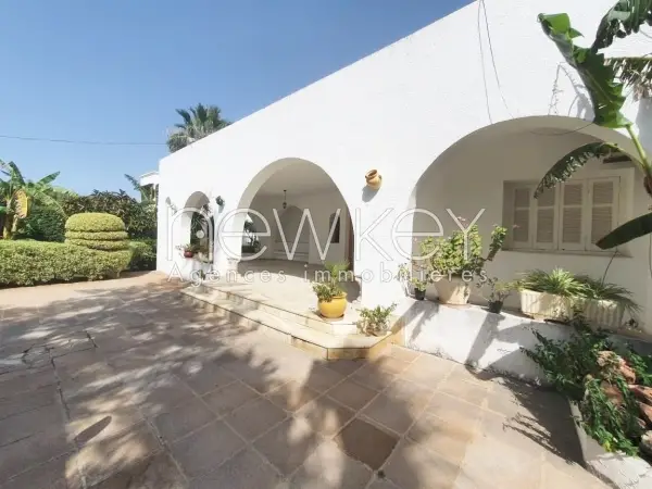 Une Fastueuse Villa de plain-pied à vendre à La Soukra - 1