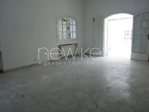 Une grande villa S+4 à louer à La Soukra - 3