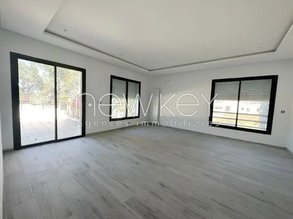 Une Somptueuse Villa avec piscine à louer à La Soukra - 4
