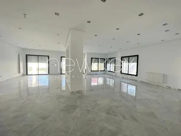 Une Somptueuse Villa avec piscine à louer à La Soukra - 1