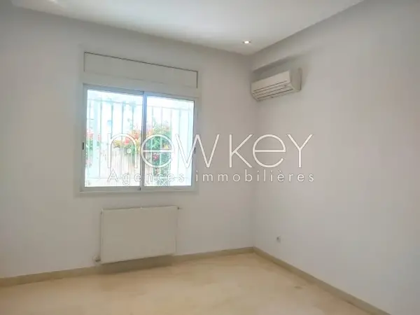 Rez-de-chaussée S+3 avec jardin à la Marsa - 3