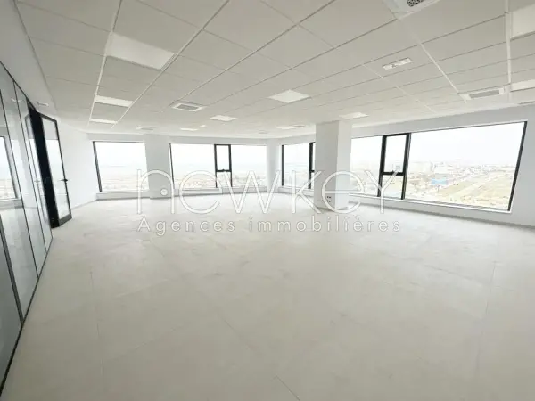 Etage de bureaux de 850m² à louer aux Berges du Lac - 1