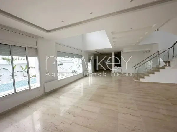Une Splendide Villa avec piscine à louer à La Soukra - 1
