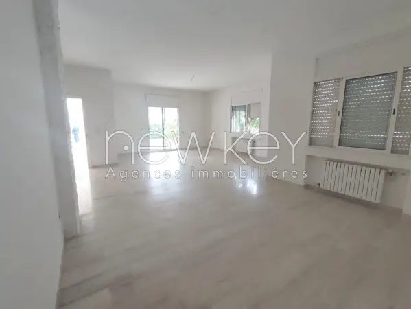 Une Villa S+4 avec un jardin à louer à La Soukra - 1