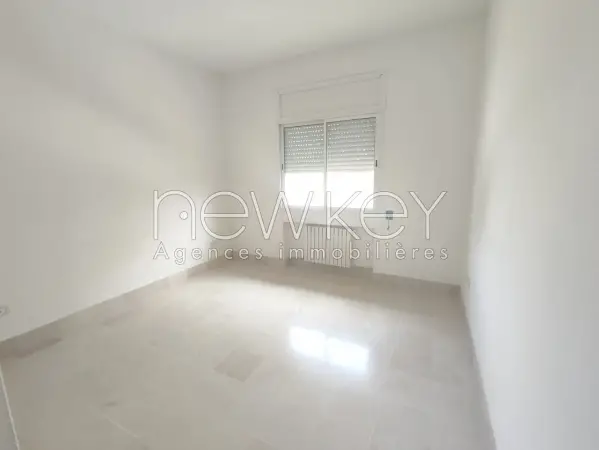 Une Villa S+4 avec un jardin à louer à La Soukra - 5