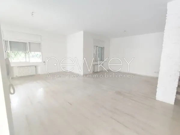 Une Villa S+4 avec un jardin à louer à La Soukra - 2