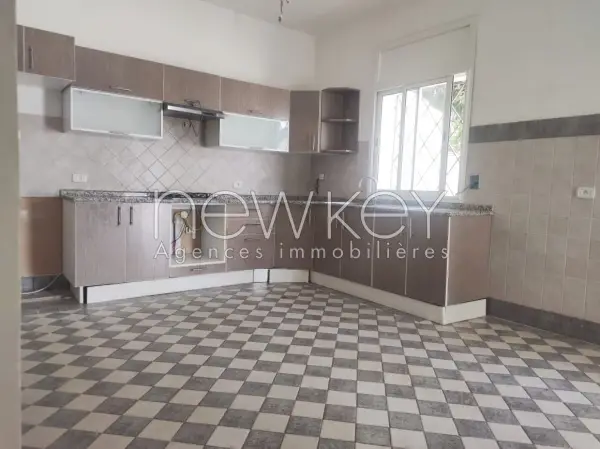 Une Villa S+4 avec un jardin à louer à La Soukra - 3