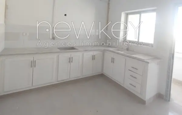 Un Appartement S+4 à louer à La Soukra - 1