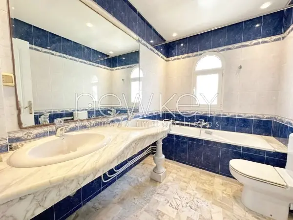 Etage de villa à usage de bureaux à louer au Lac 2 - 7