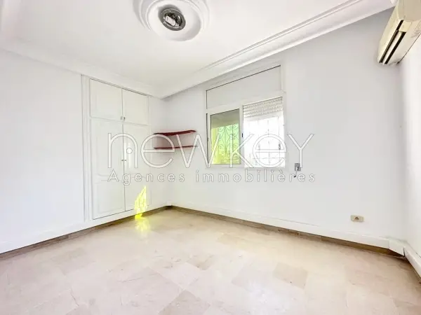 Etage de villa à usage de bureaux à louer au Lac 2 - 3