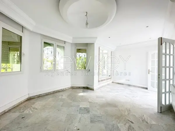 Etage de villa à usage de bureaux à louer au Lac 2 - 4