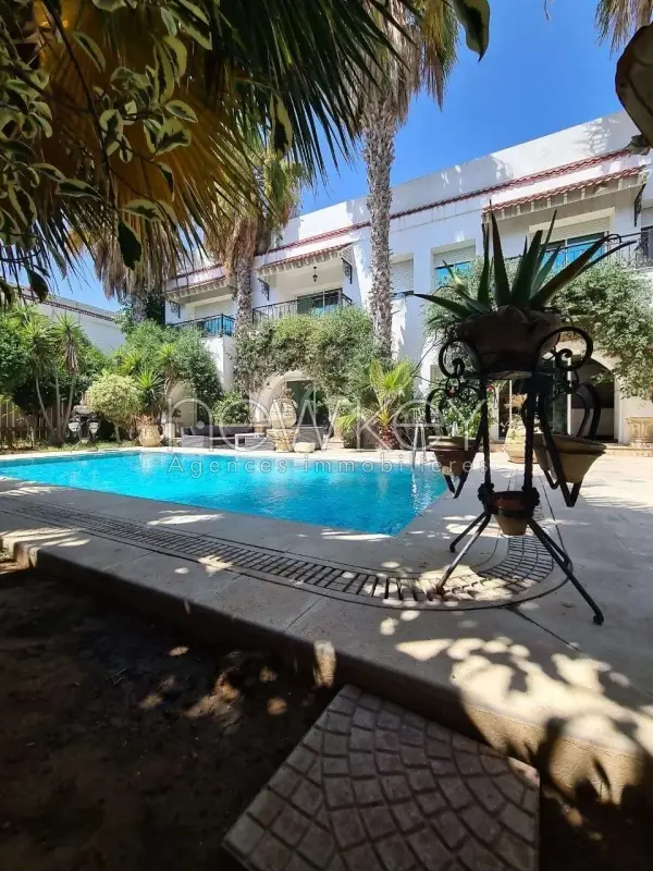 Superbe Villa S+4 avec piscine à Louer La Soukra - 1