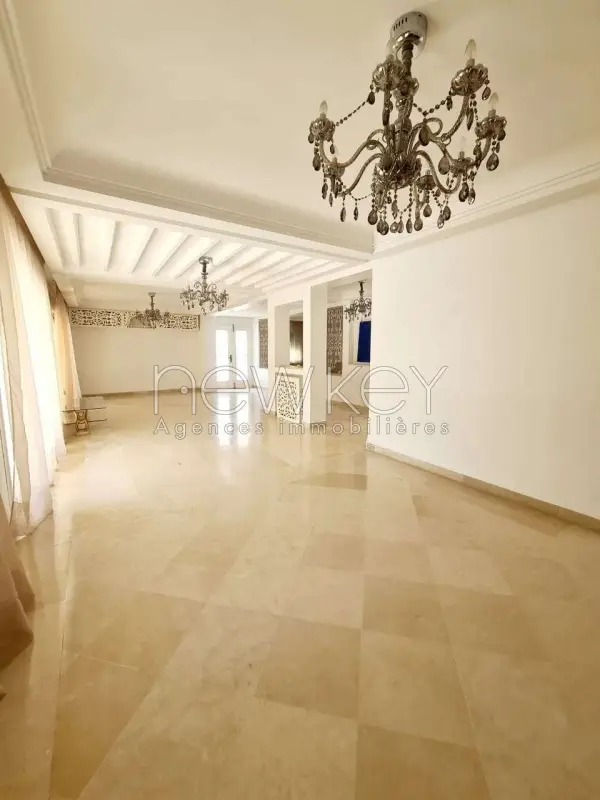 Superbe Villa S+4 avec piscine à Louer La Soukra - 11